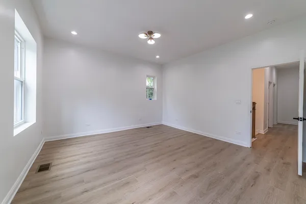 $3,000 | 6911 South Kimbark Avenue, Unit 1, Chicago, IL 60637