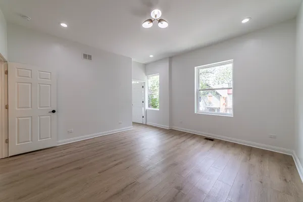 $3,000 | 6911 South Kimbark Avenue, Unit 1, Chicago, IL 60637