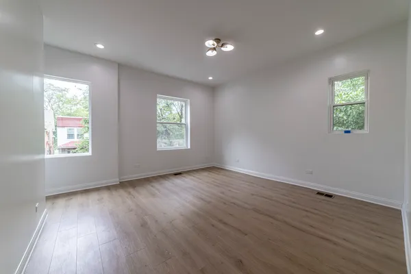 $3,000 | 6911 South Kimbark Avenue, Unit 1, Chicago, IL 60637