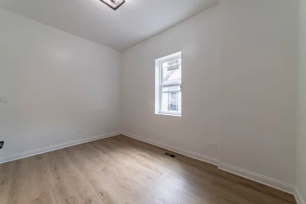 $3,000 | 6911 South Kimbark Avenue, Unit 1, Chicago, IL 60637