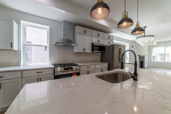 $3,000 | 6911 South Kimbark Avenue, Unit 1, Chicago, IL 60637