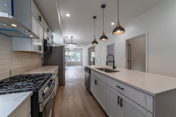 $3,000 | 6911 South Kimbark Avenue, Unit 1, Chicago, IL 60637