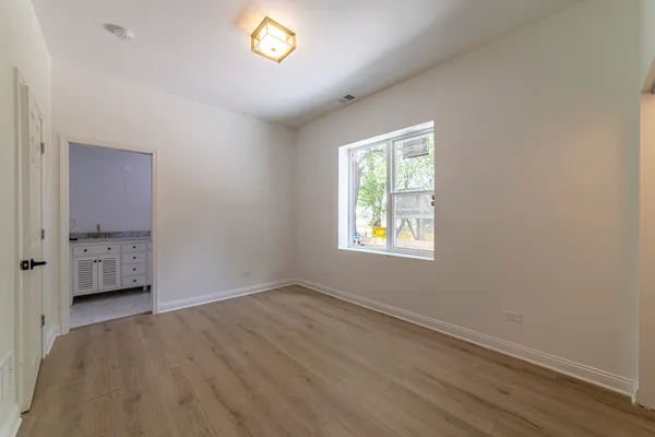 $3,000 | 6911 South Kimbark Avenue, Unit 1, Chicago, IL 60637