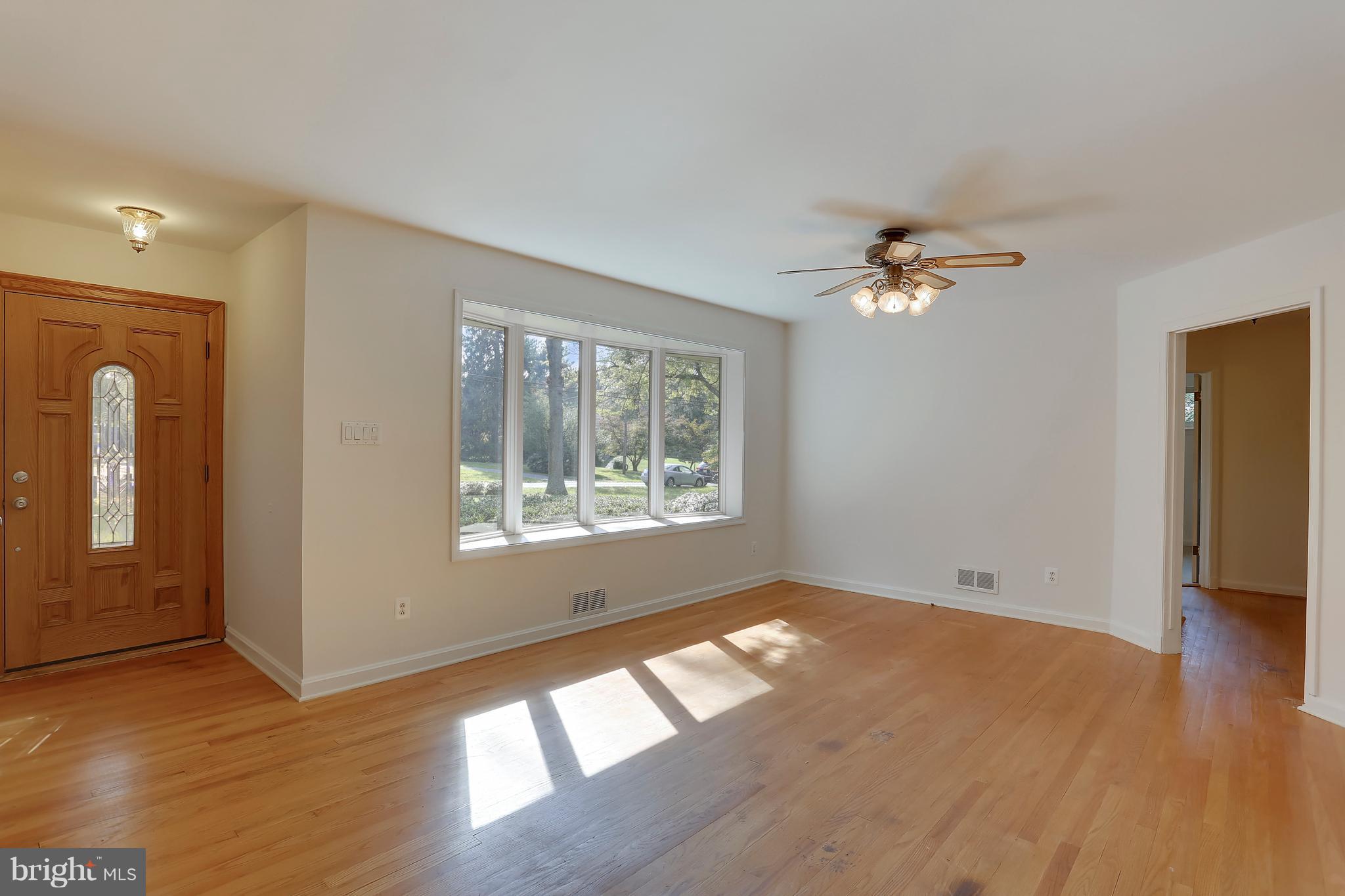 14820 Harold Road Silver Spring, MD 20905 - Photo 9 of 30 Living Room