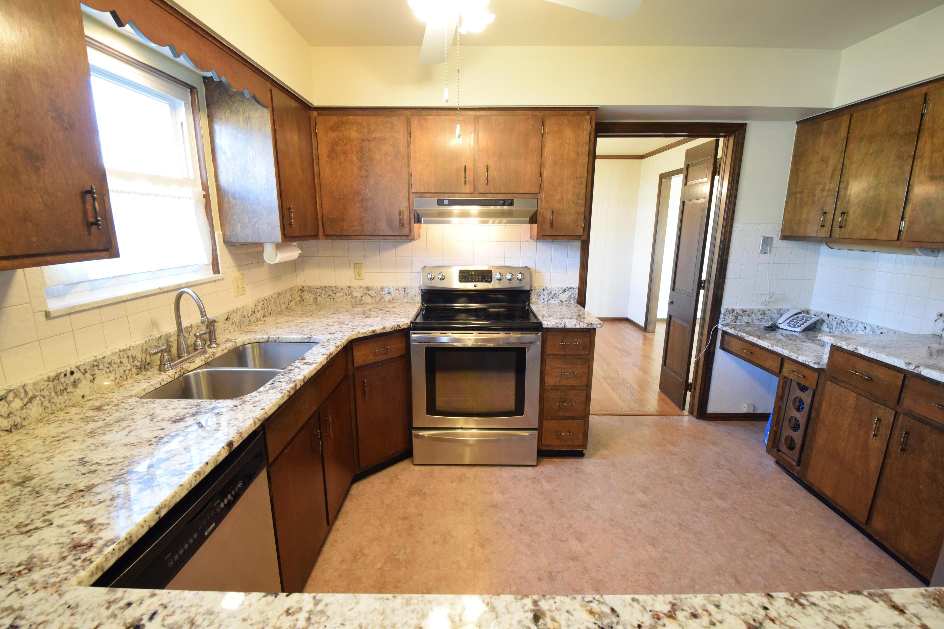 1678 Sandhurst Road Columbus, OH 43229 - Photo 12 of 41 Gallery Image 12