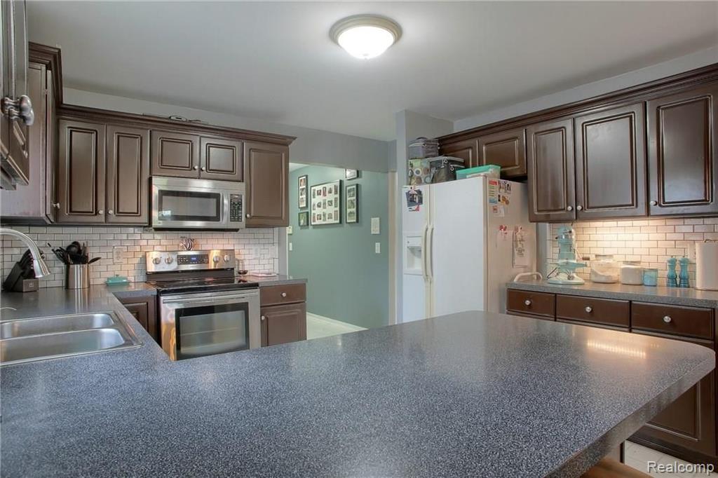 51955 Lillian Road Chesterfield, MI 48047 - Photo 10 of 33