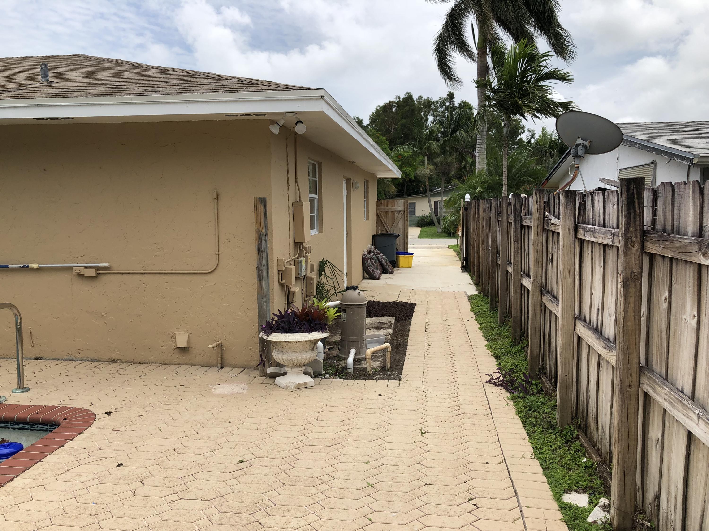 2731 Cambridge Road Lake Worth, FL 33462 - Photo 37 of 42 side gate access