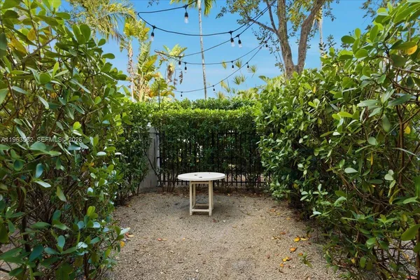 a lawn chair sitting in a backyard of a house