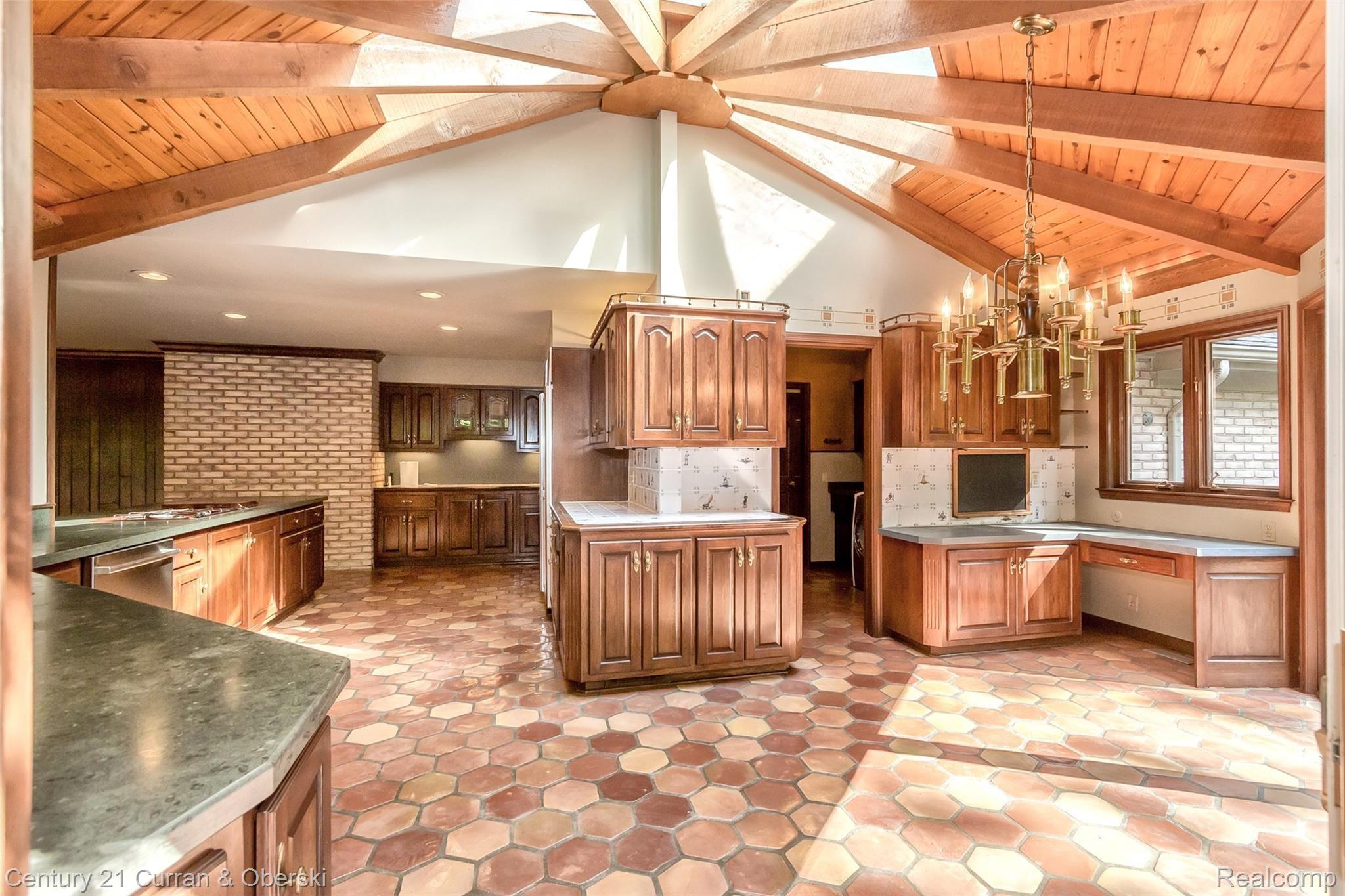 34400 Quaker Valley Road Farmington, MI 48331 - Photo 12 of 40 21.jpg
