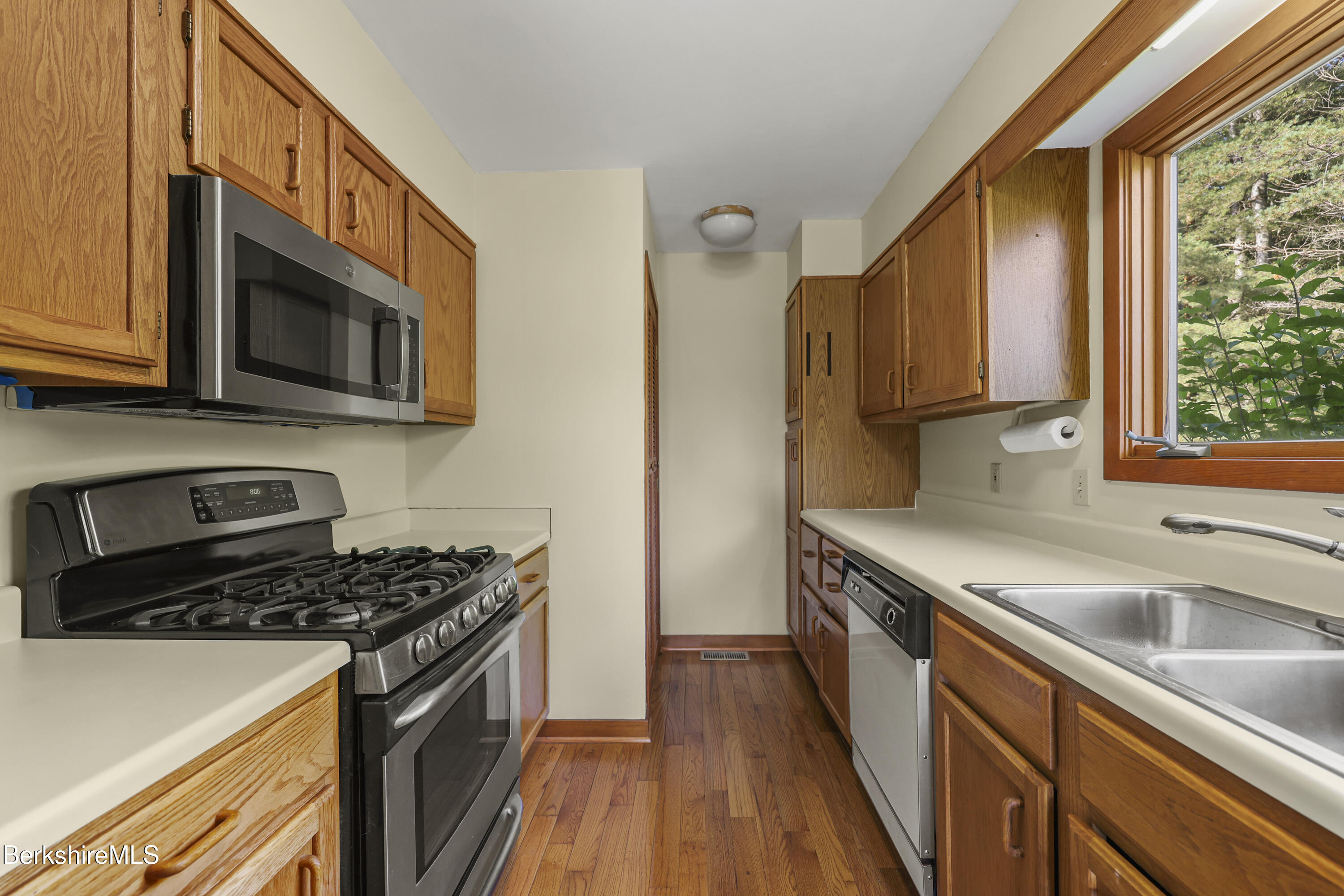 Pondview Drive, Unit H2 Pittsfield, MA 01201 - Photo 12 of 31 Kitchen