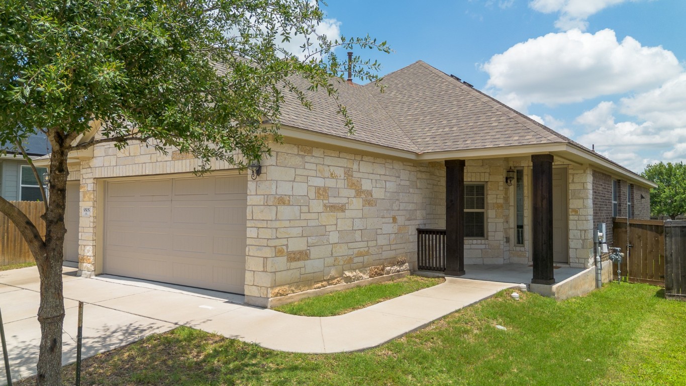 a view of an house with backyard space and garden