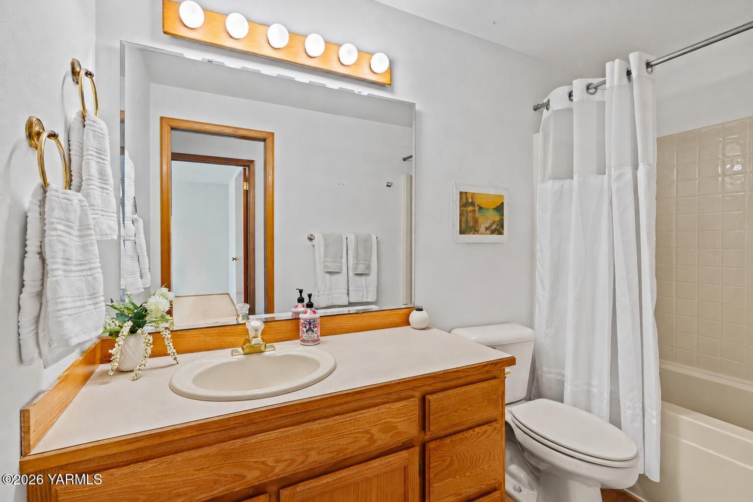 801 South 4th St Loop Selah, WA 98942 - Photo 17 of 33 0015Main bathroom
