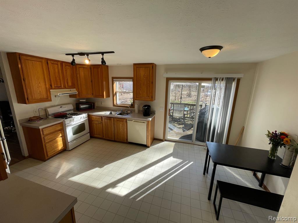 10465 Silver Lake Road Byron, MI 48418 - Photo 5 of 11 Gallery Image 5