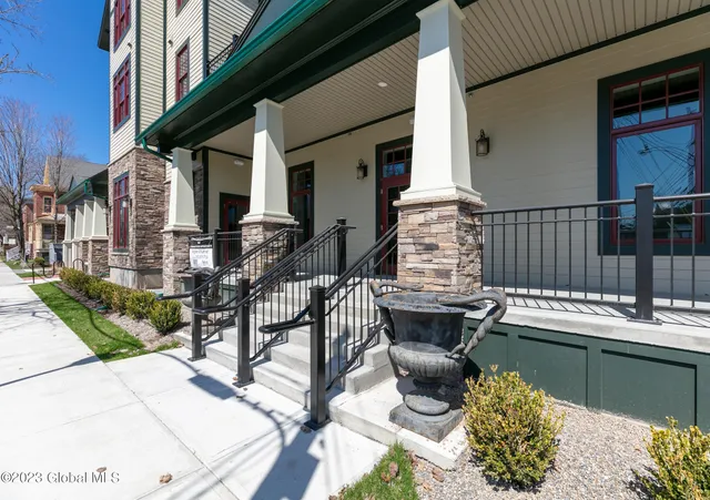 $2,600 | 25 Lawrence Street, Unit 3B, Saratoga Springs, NY 12866