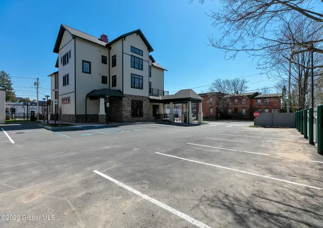 $2,600 | 25 Lawrence Street, Unit 3B, Saratoga Springs, NY 12866