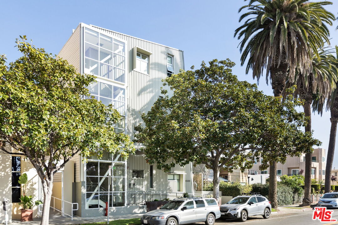 1513 9th Street, Unit 3 Santa Monica, CA 90401 - Photo 25 of 29 a couple of cars parked in front of a building