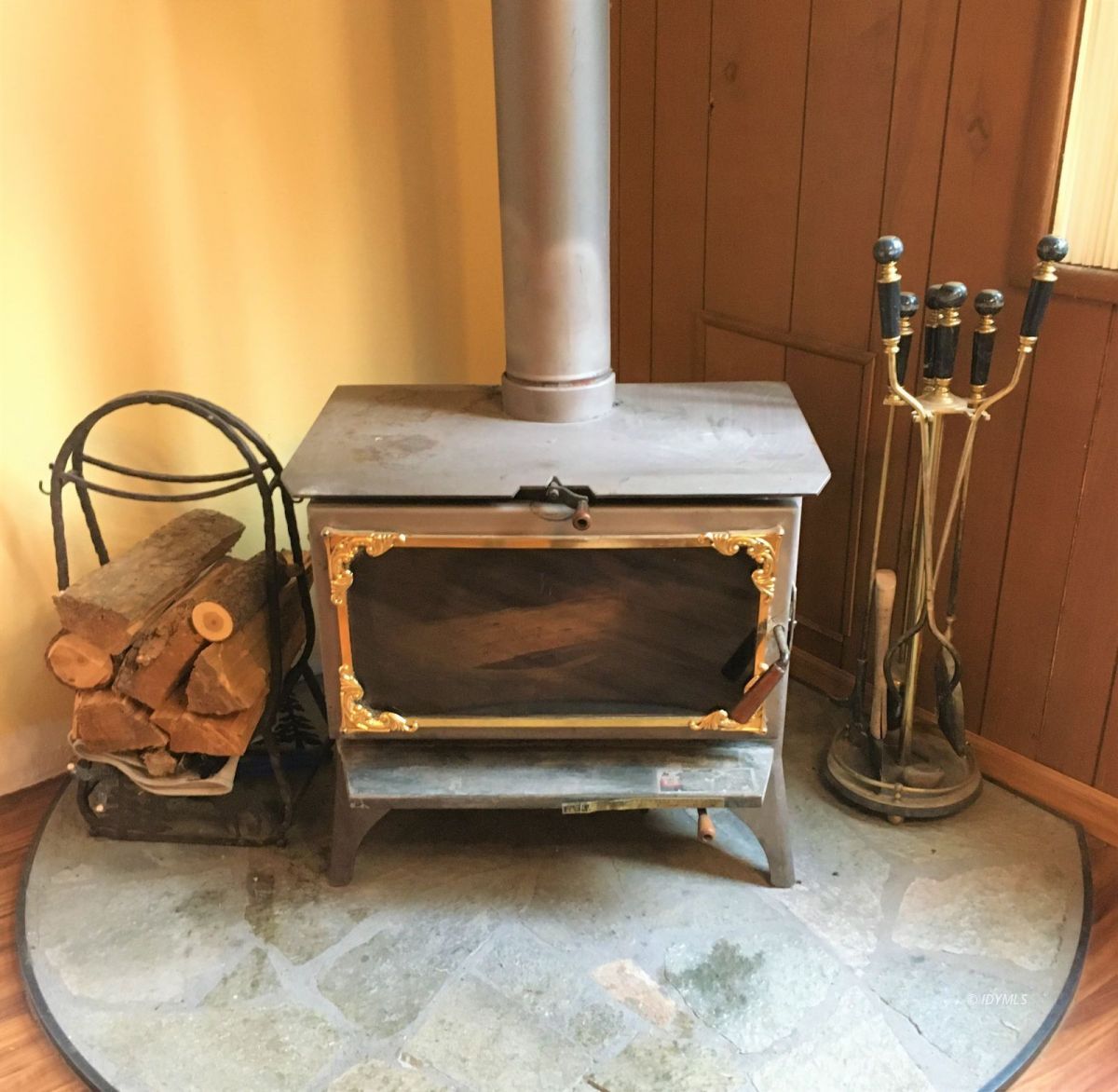 25125 Lodge Road Idyllwild, CA 92549 - Photo 5 of 26 a room with water heater