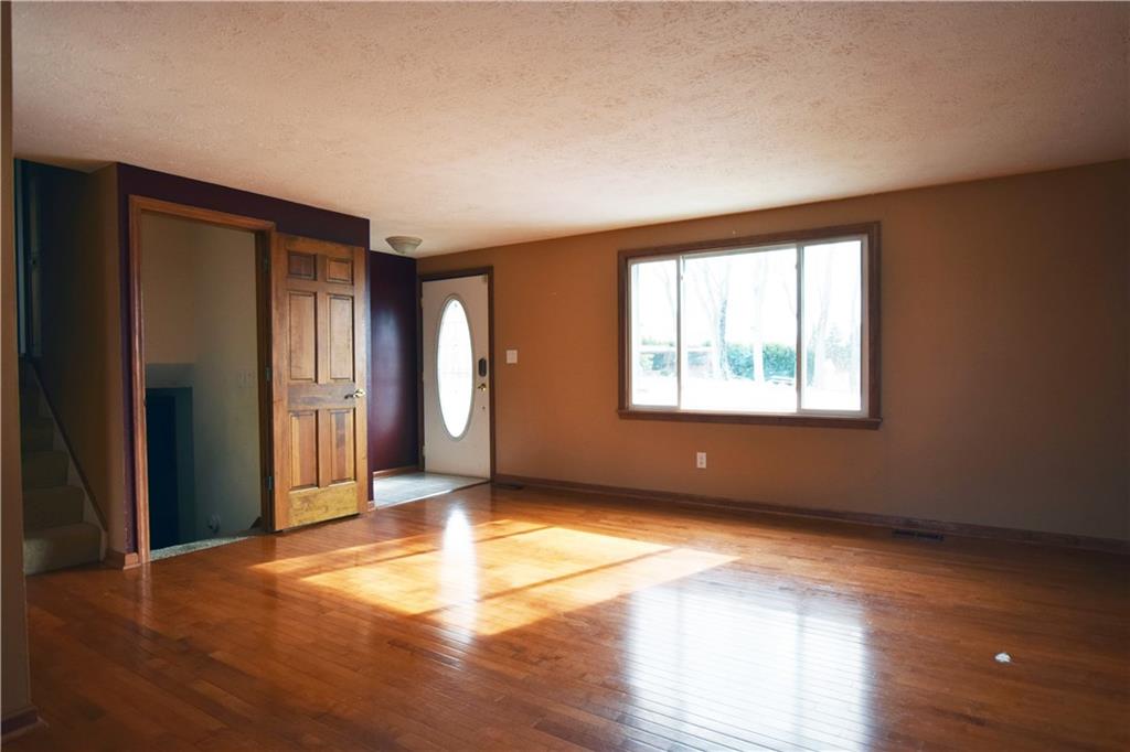 2245 George Street Irwin, PA 15642 - Photo 4 of 24 Living room