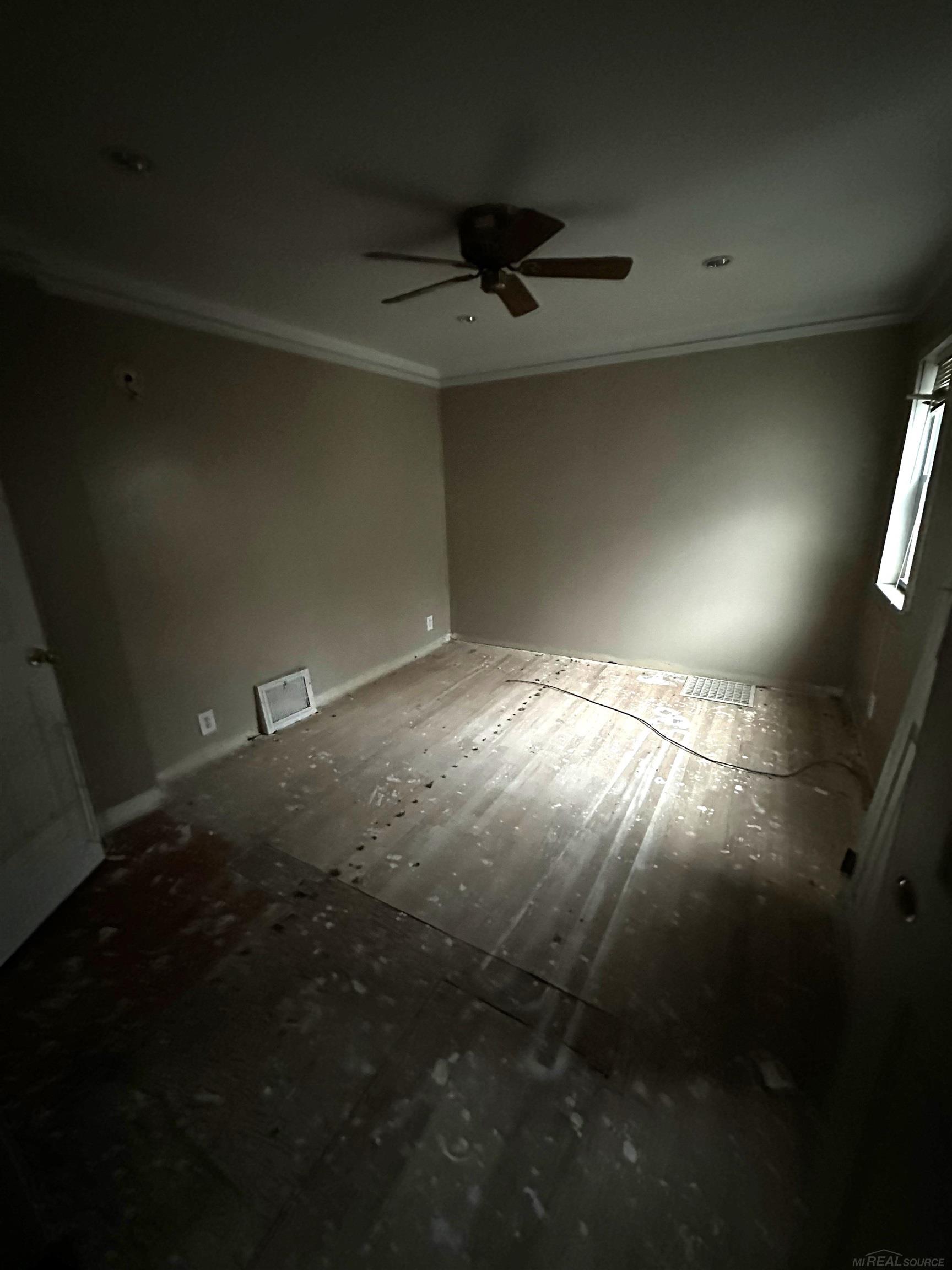 1287 Rochester Road Leonard, MI 48367 - Photo 4 of 15 50138407-4b3edc3b-dff3-47df-a0f8-18cc0b371869.JPG