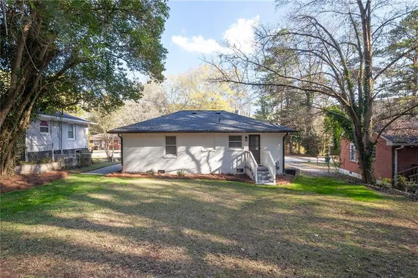a view of a house with a yard