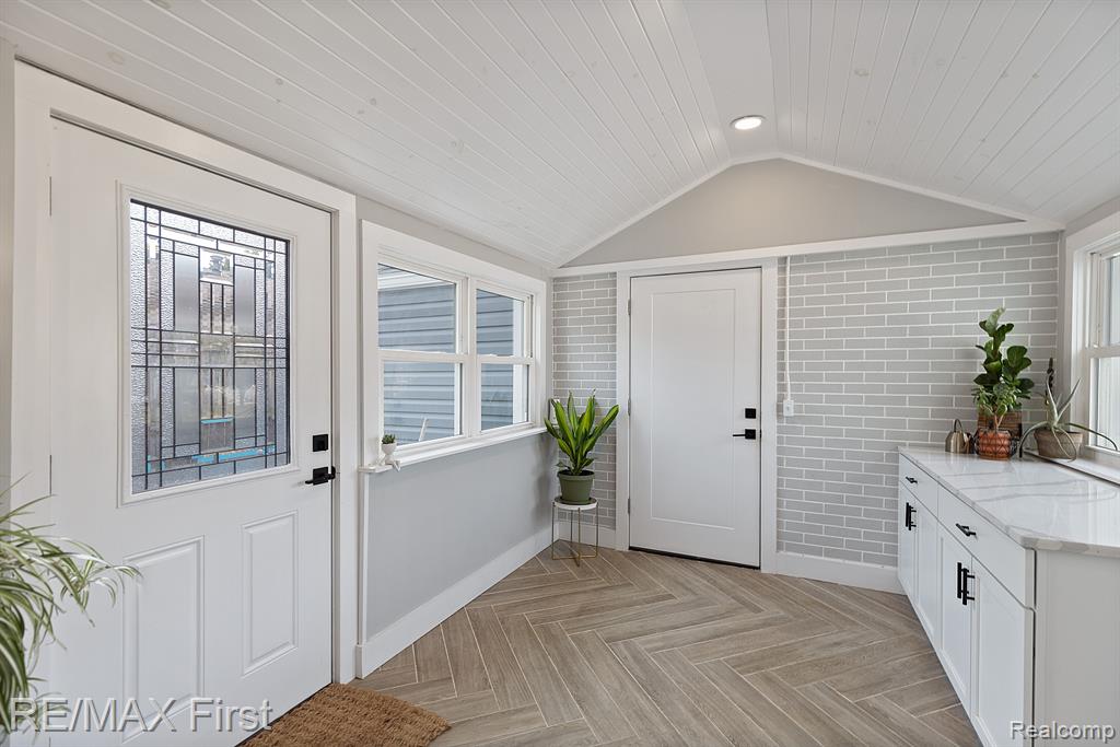 2931 Rochester Road Royal Oak, MI 48073 - Photo 4 of 24