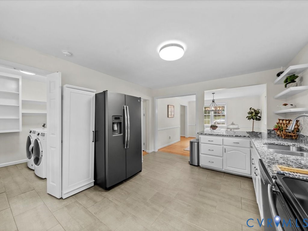 1803 Marroit Road Henrico, VA 23229 - Photo 11 of 34 This bright kitchen showcases granite counters, st