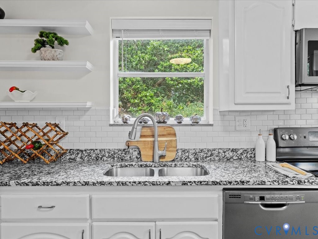 1803 Marroit Road Henrico, VA 23229 - Photo 10 of 34 This bright kitchen showcases granite counters, st