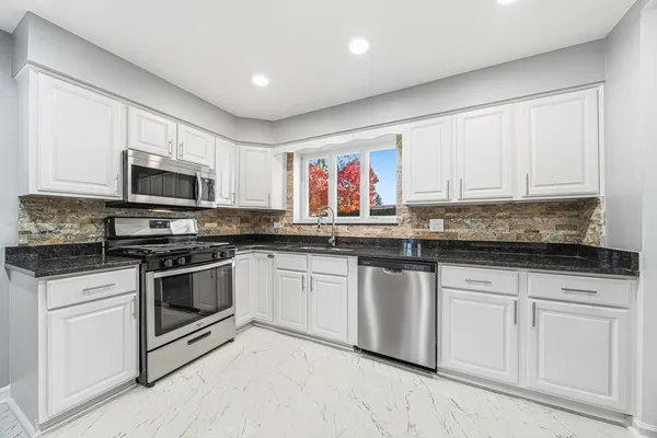 $374,900 | 4024 West 106th Street, Oak Lawn, IL 60453