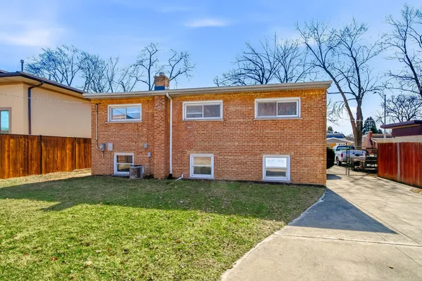 $374,900 | 4024 West 106th Street, Oak Lawn, IL 60453