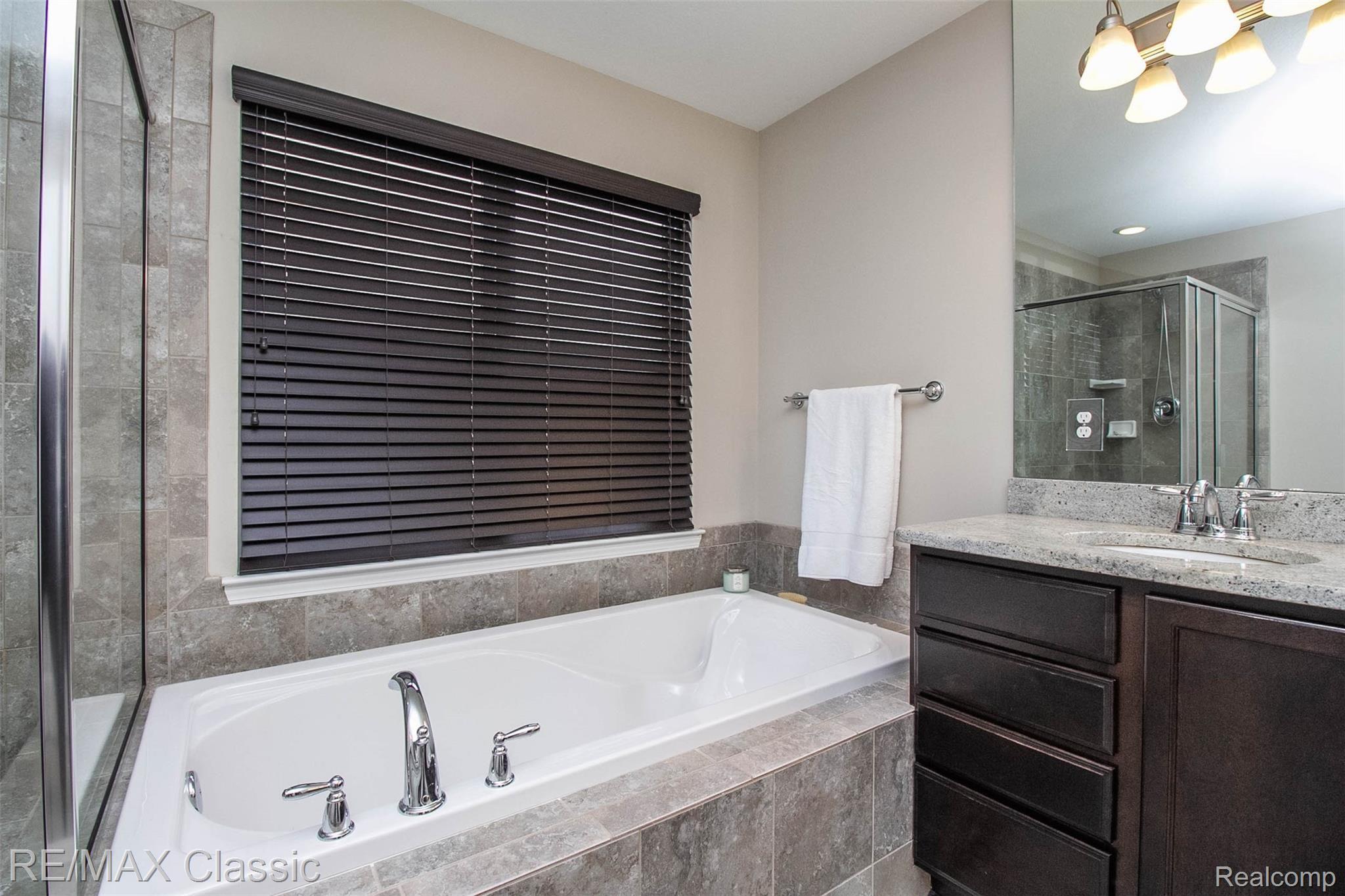 27135 Victoria Road Novi, MI 48374 - Photo 36 of 54 Master bath #3
