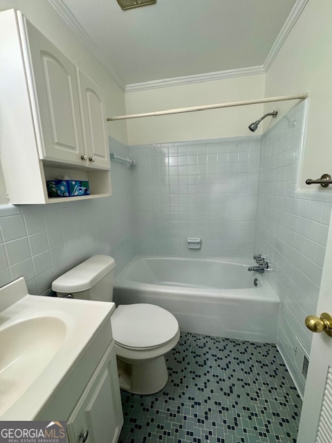 449 Shankle Road Commerce, GA 30529 - Photo 11 of 15 a bathroom with a sink a toilet and bathtub