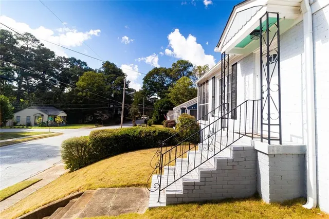 a view of a house with a yard