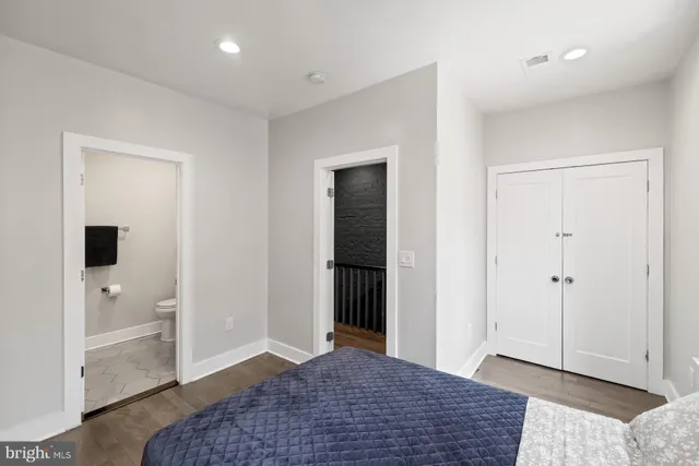 a en suite bathroom with a sink and a mirror