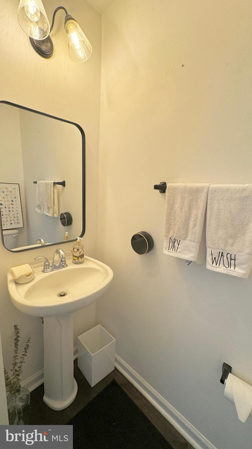 14660 Red House Road Gainesville, VA 20155 - Photo 8 of 20 a bathroom with a sink a toilet and mirror