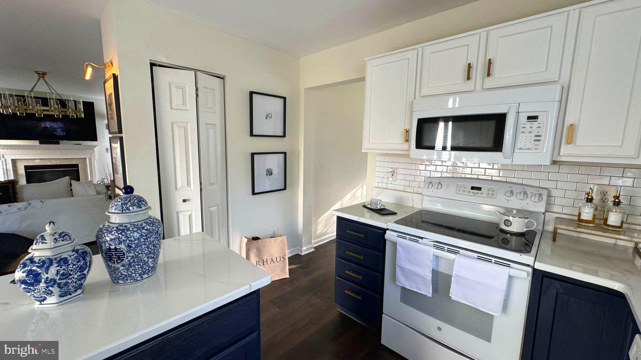 14660 Red House Road Gainesville, VA 20155 - Photo 10 of 20 a kitchen with stainless steel appliances granite countertop a sink and a stove