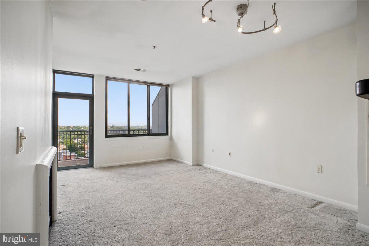 851 North Glebe Road, Unit 2015 Arlington, VA 22203 - Photo 14 of 81 Living Room
