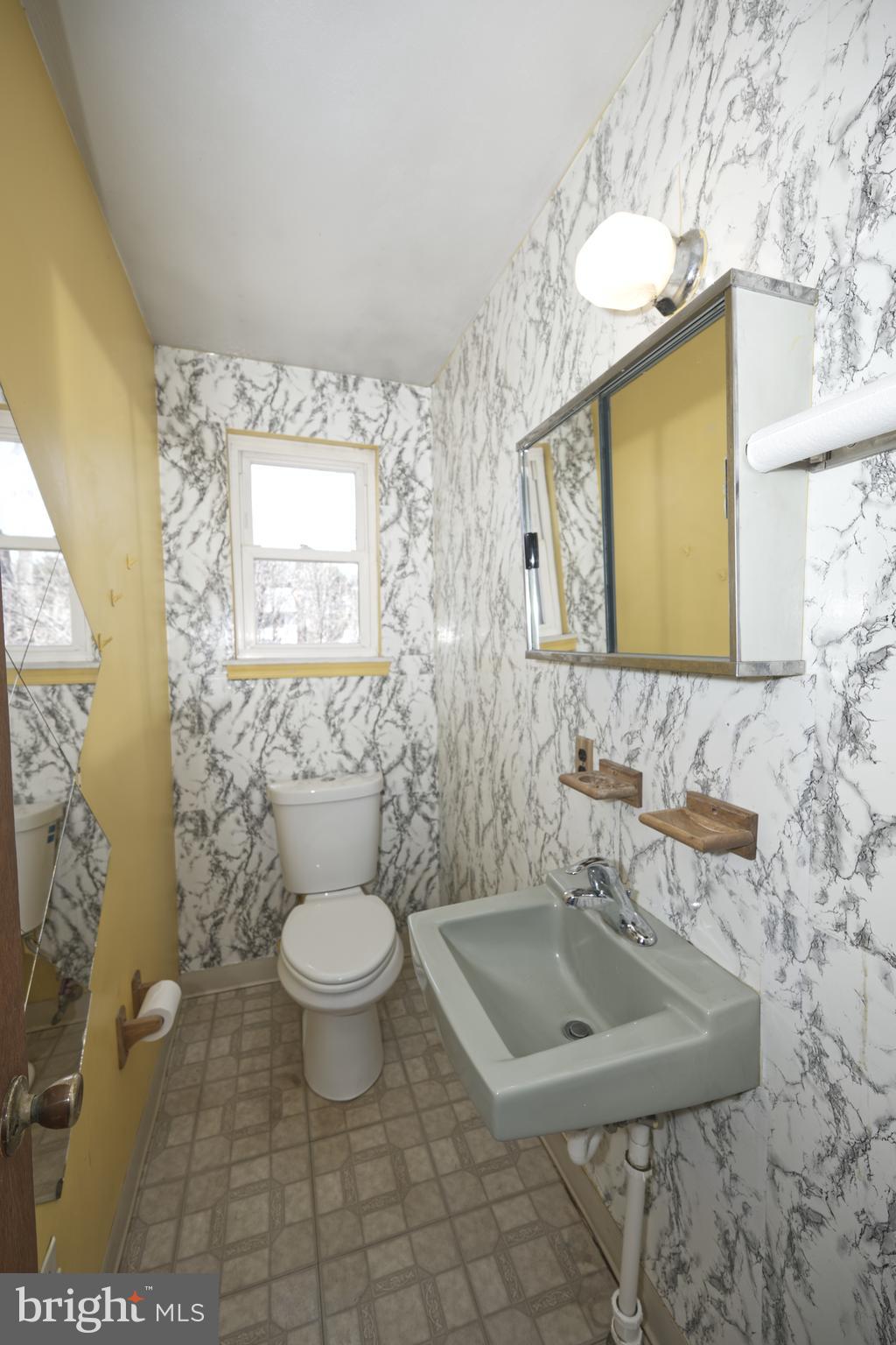 843 Townsend Boulevard Dover, DE 19901 - Photo 24 of 35 a bathroom with a toilet sink and mirror