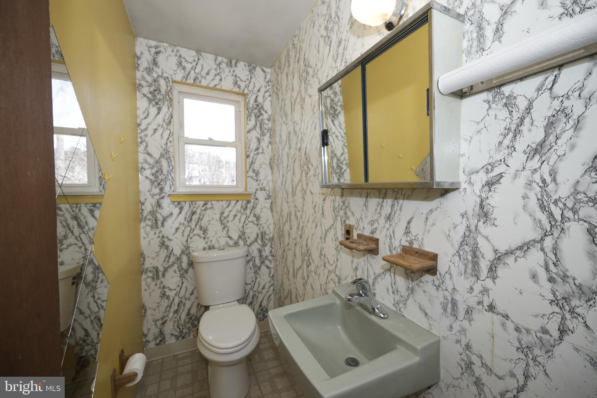 843 Townsend Boulevard Dover, DE 19901 - Photo 25 of 35 a bathroom with a toilet sink and mirror