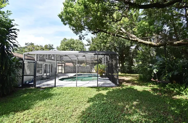 a view of a backyard