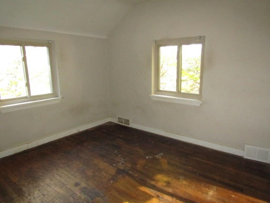 8601 Westwood Road Pittsburgh, PA 15235 - Photo 25 of 28 an empty room with a window