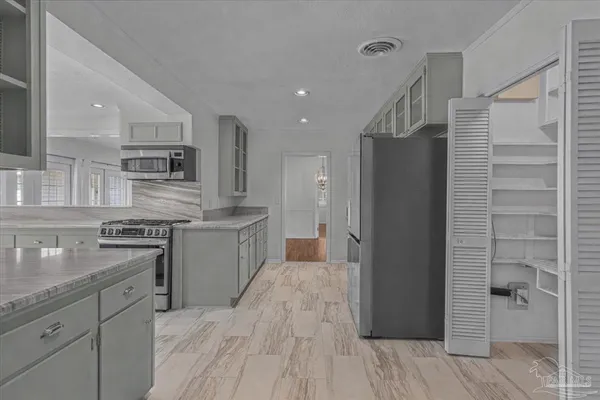 $685,000 | 15 Lakeside Drive, Pensacola, FL 32507
