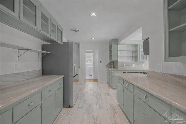 $685,000 | 15 Lakeside Drive, Pensacola, FL 32507