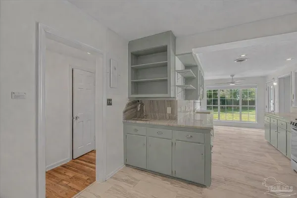 $685,000 | 15 Lakeside Drive, Pensacola, FL 32507