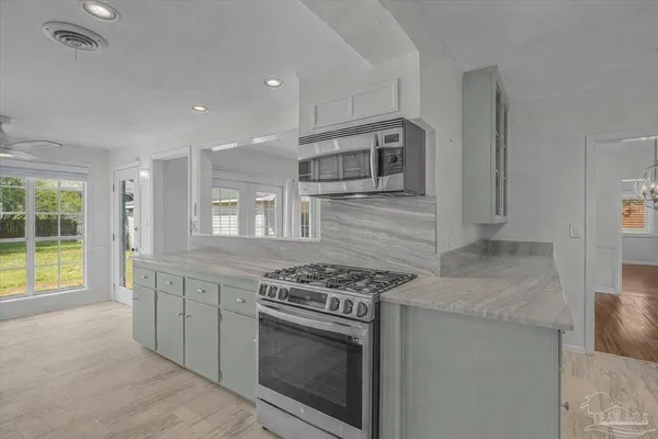 $685,000 | 15 Lakeside Drive, Pensacola, FL 32507