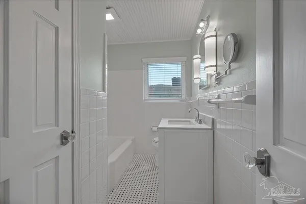$685,000 | 15 Lakeside Drive, Pensacola, FL 32507