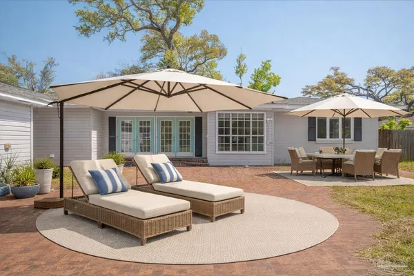 $685,000 | 15 Lakeside Drive, Pensacola, FL 32507