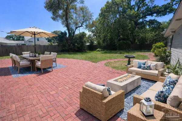 $685,000 | 15 Lakeside Drive, Pensacola, FL 32507