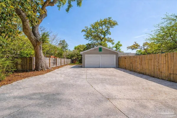 $685,000 | 15 Lakeside Drive, Pensacola, FL 32507