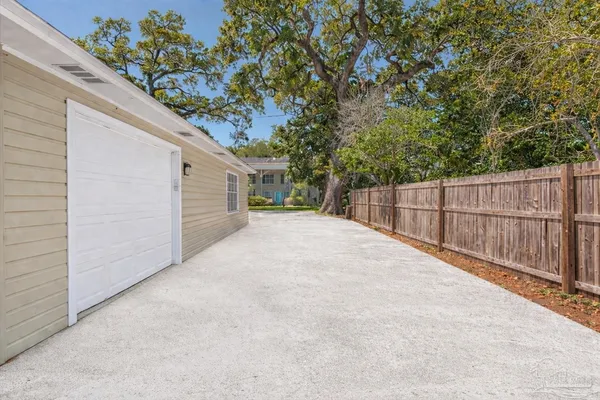$685,000 | 15 Lakeside Drive, Pensacola, FL 32507