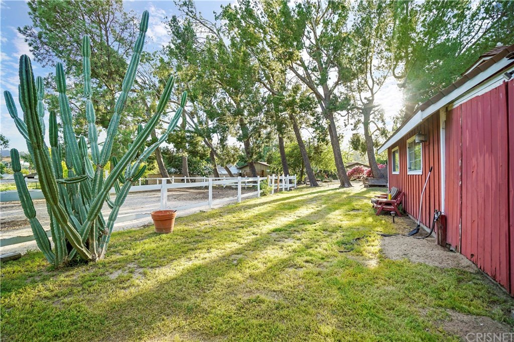 9944 Shoup Avenue Chatsworth, CA 91311 - Photo 3 of 37